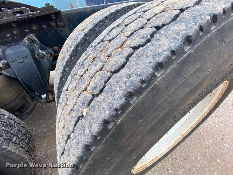 image for item HR9439 1999 Freightliner  semi truck