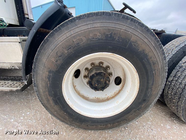 image for item HR9439 1999 Freightliner  semi truck