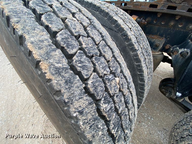 image for item HR9439 1999 Freightliner  semi truck