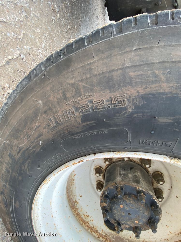 image for item HR9439 1999 Freightliner  semi truck