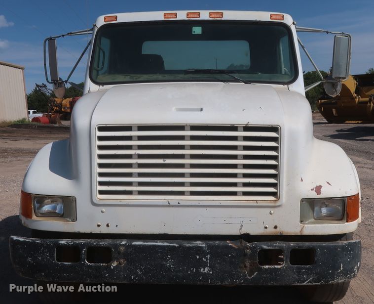 image for item HT9702 1995 International 4700  truck cab and chassis