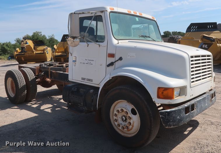 image for item HT9702 1995 International 4700  truck cab and chassis