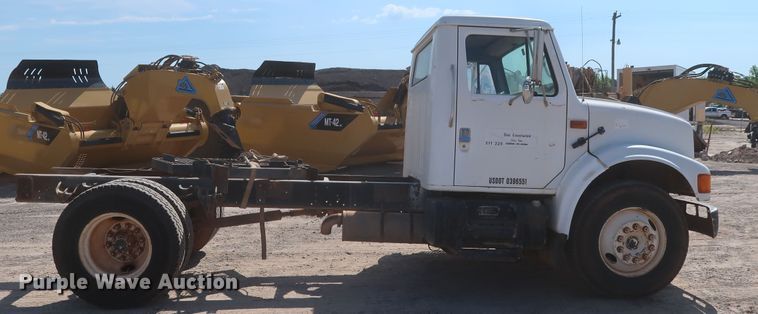 image for item HT9702 1995 International 4700  truck cab and chassis