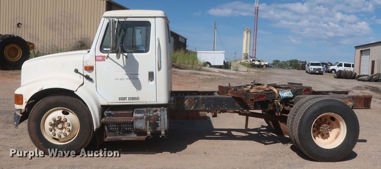 image for item HT9702 1995 International 4700  truck cab and chassis