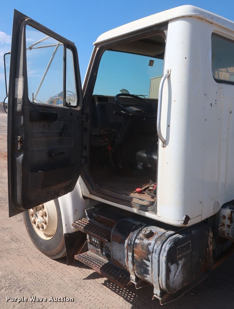image for item HT9702 1995 International 4700  truck cab and chassis