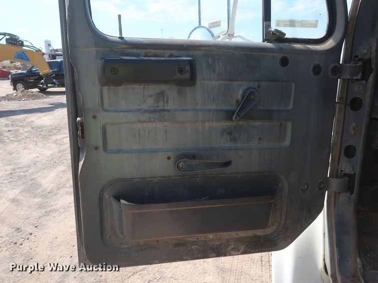 image for item HT9702 1995 International 4700  truck cab and chassis