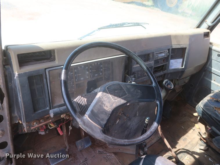 image for item HT9702 1995 International 4700  truck cab and chassis