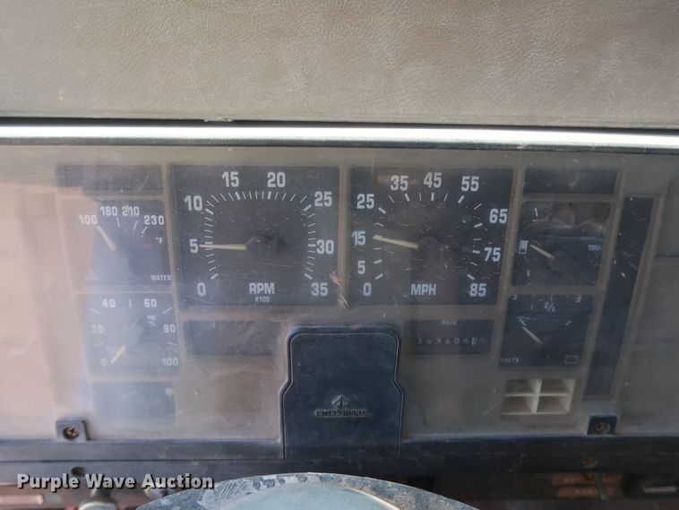 image for item HT9702 1995 International 4700  truck cab and chassis