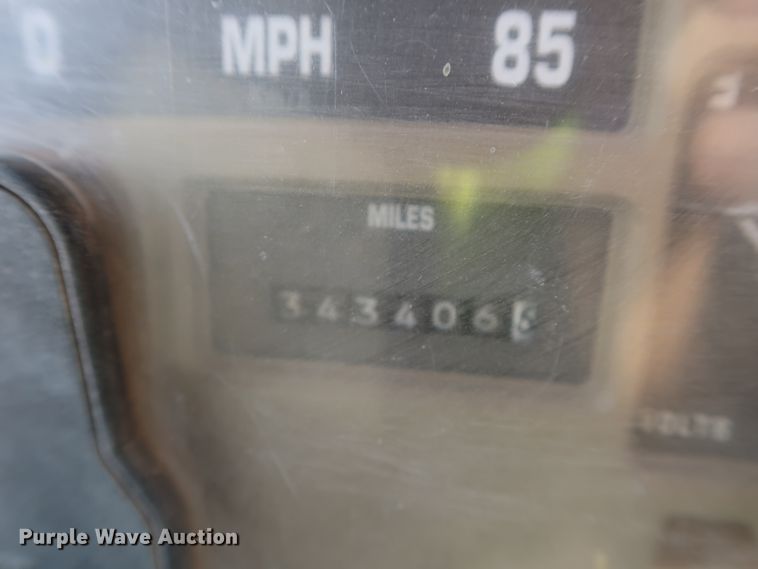 image for item HT9702 1995 International 4700  truck cab and chassis