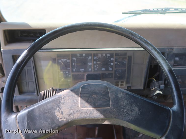 image for item HT9702 1995 International 4700  truck cab and chassis