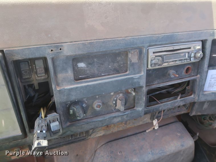 image for item HT9702 1995 International 4700  truck cab and chassis