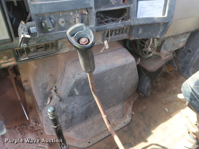 image for item HT9702 1995 International 4700  truck cab and chassis