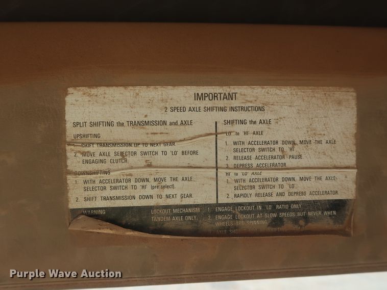 image for item HT9702 1995 International 4700  truck cab and chassis