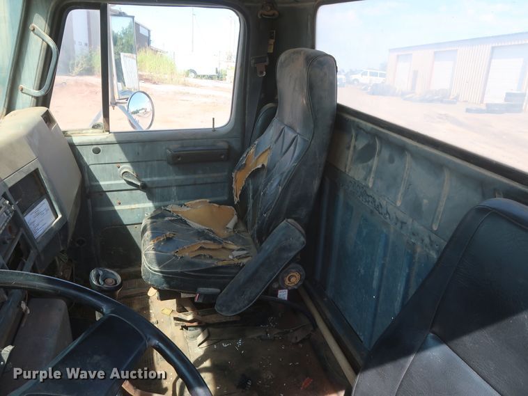 image for item HT9702 1995 International 4700  truck cab and chassis