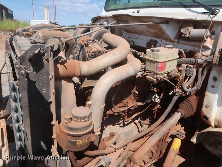 image for item HT9702 1995 International 4700  truck cab and chassis