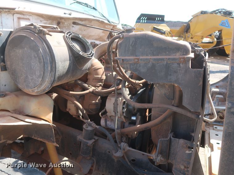 image for item HT9702 1995 International 4700  truck cab and chassis