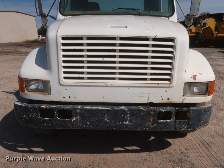 image for item HT9702 1995 International 4700  truck cab and chassis