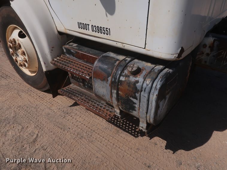 image for item HT9702 1995 International 4700  truck cab and chassis