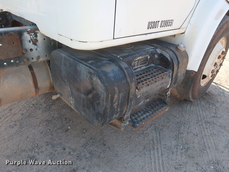 image for item HT9702 1995 International 4700  truck cab and chassis