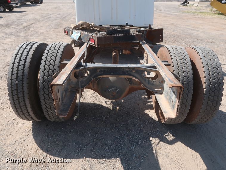 image for item HT9702 1995 International 4700  truck cab and chassis