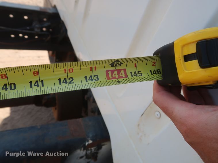 image for item HT9702 1995 International 4700  truck cab and chassis