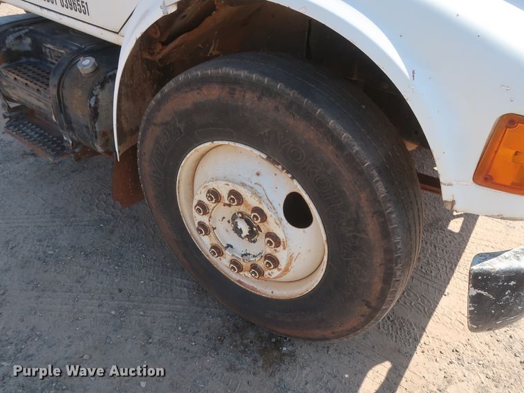 image for item HT9702 1995 International 4700  truck cab and chassis