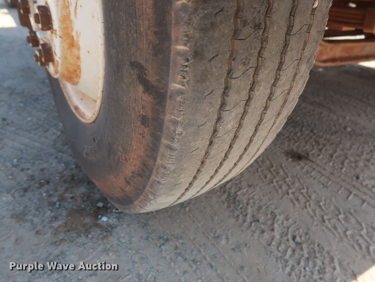 image for item HT9702 1995 International 4700  truck cab and chassis