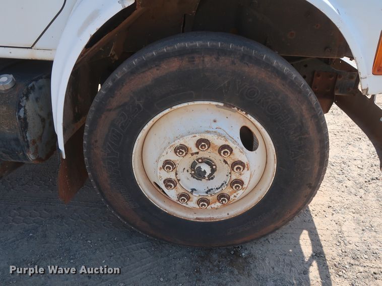 image for item HT9702 1995 International 4700  truck cab and chassis