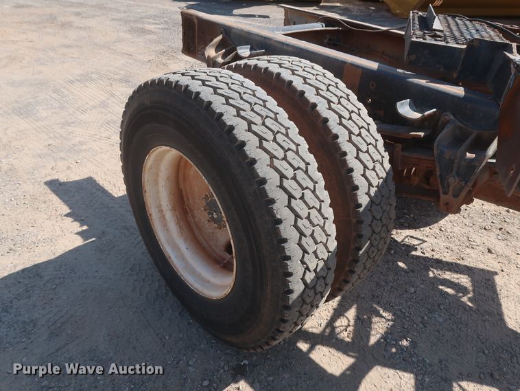 image for item HT9702 1995 International 4700  truck cab and chassis