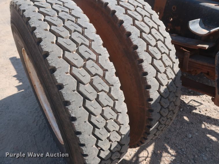 image for item HT9702 1995 International 4700  truck cab and chassis