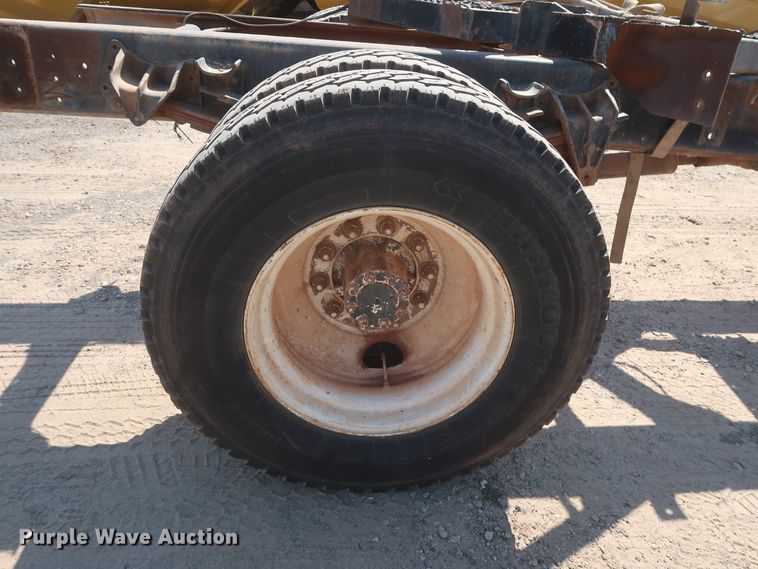 image for item HT9702 1995 International 4700  truck cab and chassis