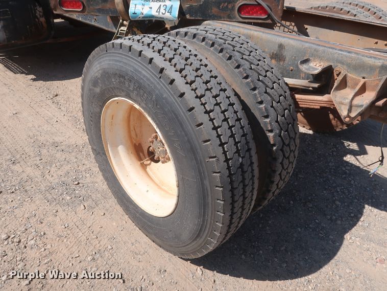 image for item HT9702 1995 International 4700  truck cab and chassis