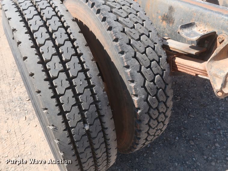 image for item HT9702 1995 International 4700  truck cab and chassis