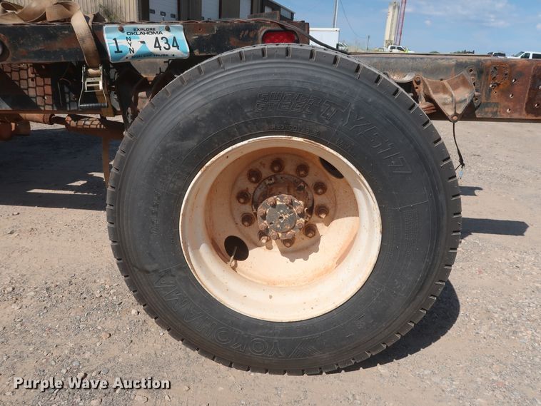 image for item HT9702 1995 International 4700  truck cab and chassis