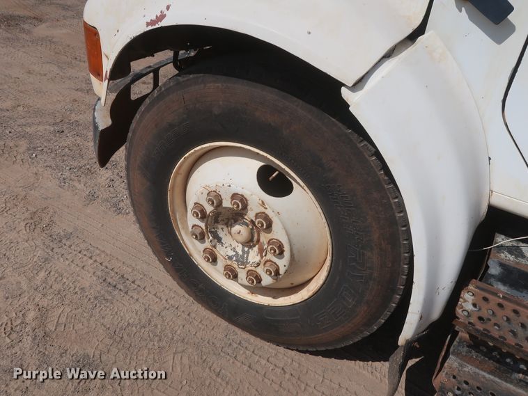 image for item HT9702 1995 International 4700  truck cab and chassis