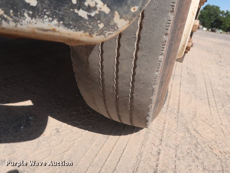 image for item HT9702 1995 International 4700  truck cab and chassis