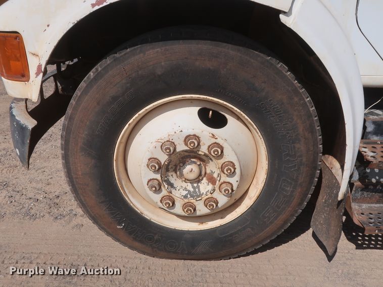 image for item HT9702 1995 International 4700  truck cab and chassis