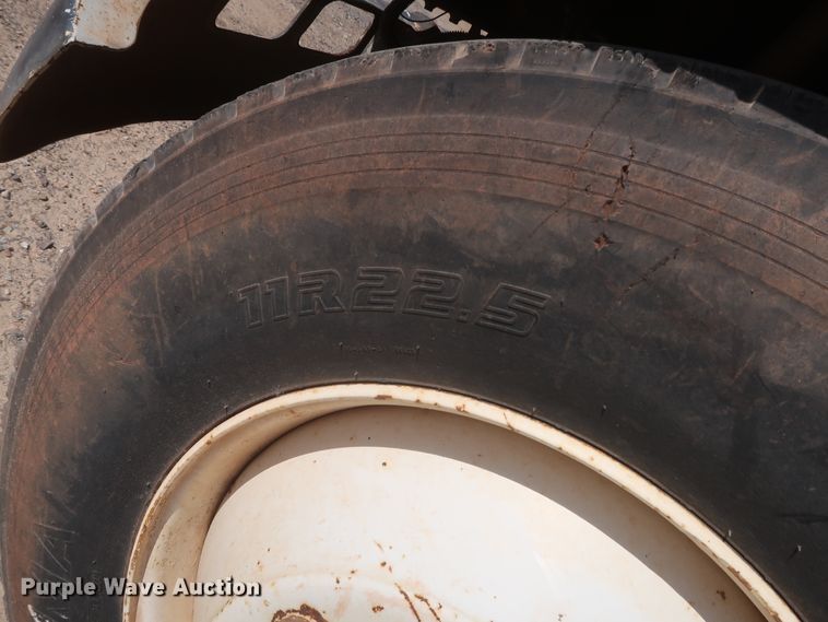 image for item HT9702 1995 International 4700  truck cab and chassis