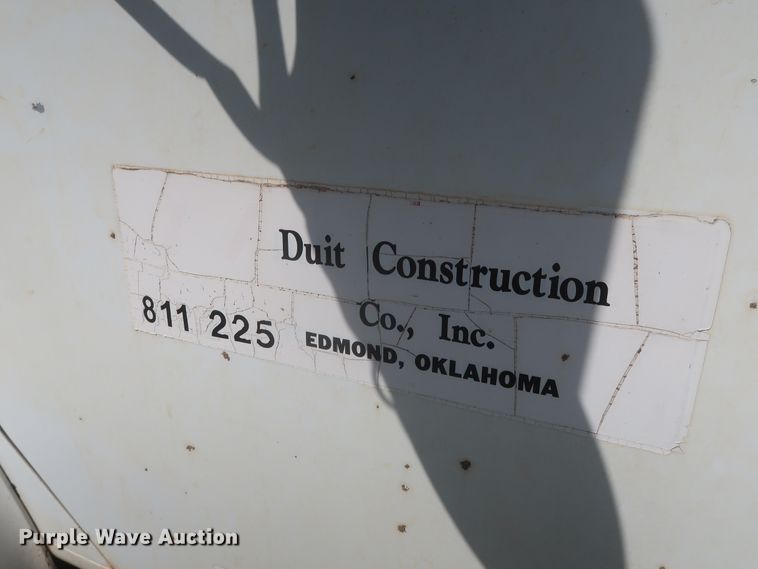 image for item HT9702 1995 International 4700  truck cab and chassis