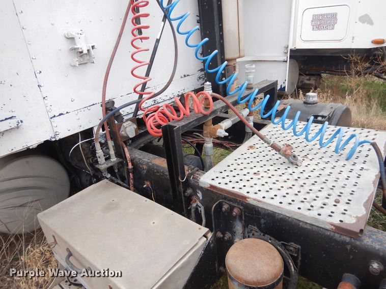 image for item HU9711 1995 Freightliner FLD  semi truck