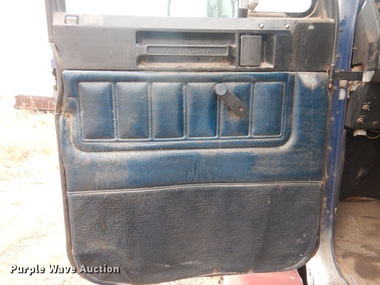 image for item HU9711 1995 Freightliner FLD  semi truck