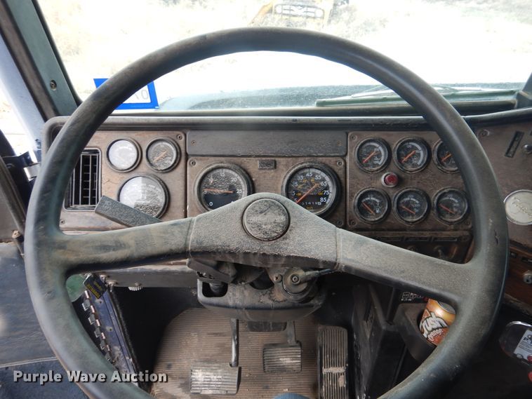 image for item HU9711 1995 Freightliner FLD  semi truck