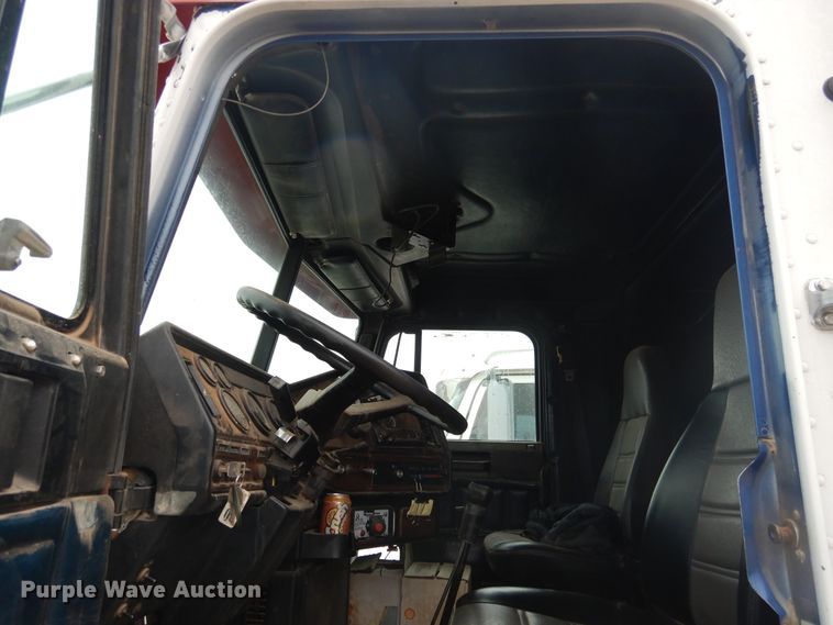 image for item HU9711 1995 Freightliner FLD  semi truck