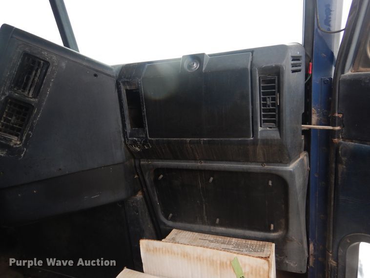 image for item HU9711 1995 Freightliner FLD  semi truck