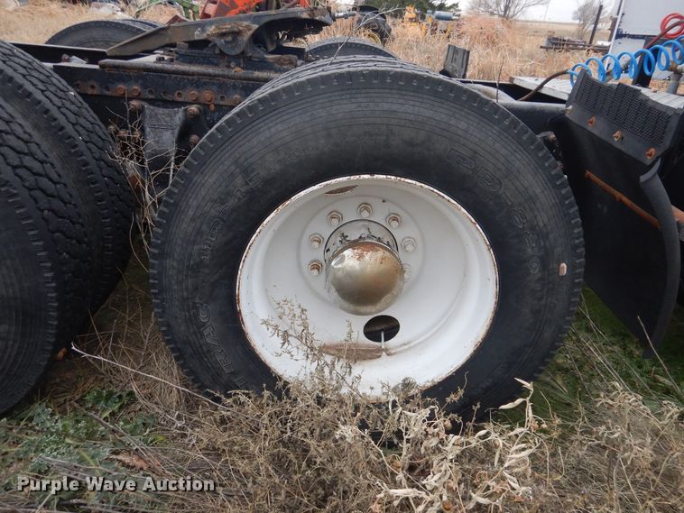 image for item HU9711 1995 Freightliner FLD  semi truck