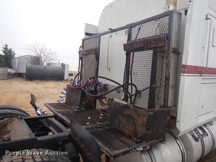 image for item HU9715 1990 Mack CHU613  semi truck