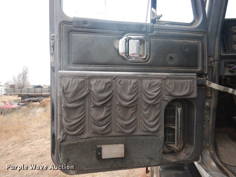 image for item HU9715 1990 Mack CHU613  semi truck