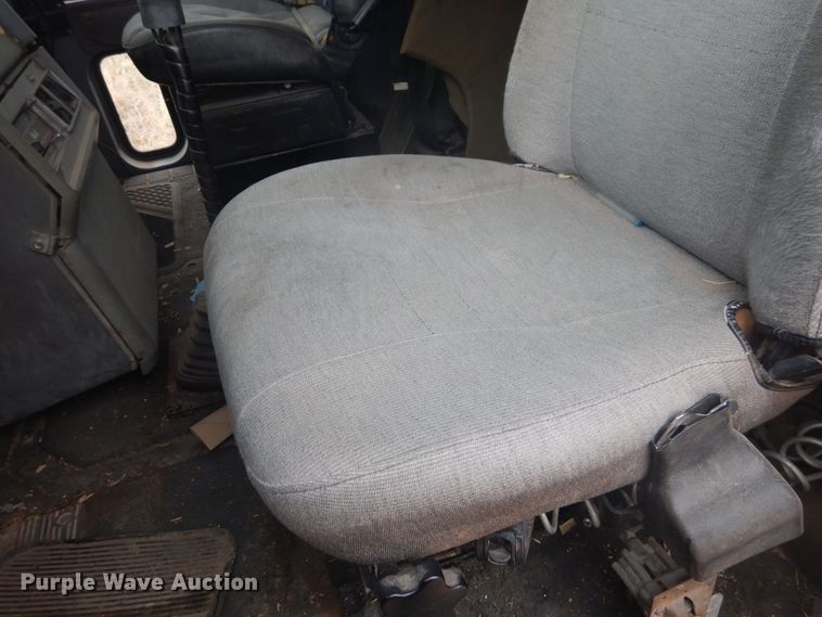 image for item HU9715 1990 Mack CHU613  semi truck