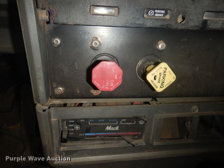 image for item HU9715 1990 Mack CHU613  semi truck