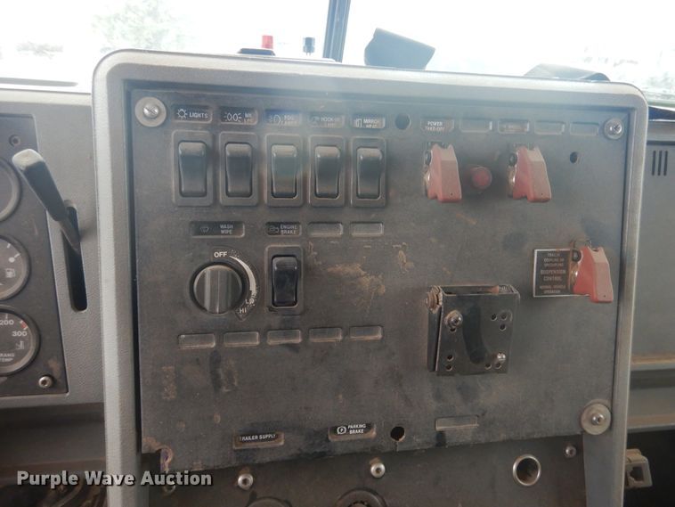 image for item HU9715 1990 Mack CHU613  semi truck